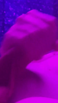 La teen rossa ha un orgasmo veloce prima di andare a letto