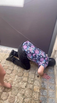 Myję brudne stopy...