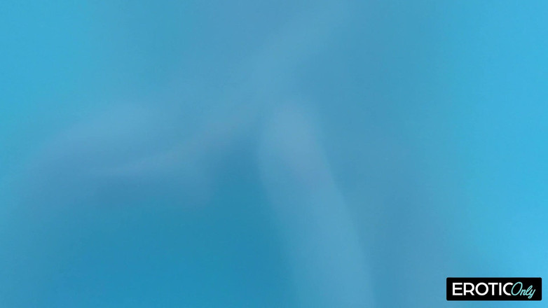 MILFFreaksX: Kakek meniduri dua siput muda di bak mandi air panas