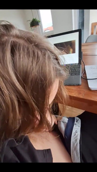 自分たちの動画を編集すると、彼女はとてもムラムラしていて、チンコに飢えてしまいます