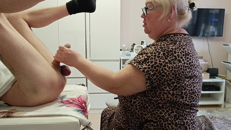 Zona901: 隣人は私がイキまくるまで手と口で私のチ○ポを弄ります