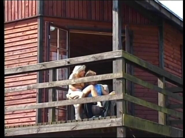 Butt Paradise: La casalinga bionda di campagna si fa sbattere all'aperto
