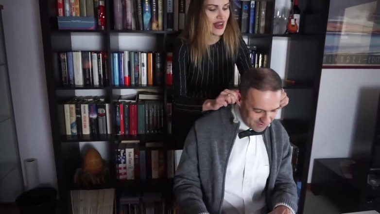 Lady Mesmeratrix Official: O tipă dominatoare feminină își pedepsește sclavul bărbat în birou