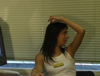 Flash Model Amateurs: La bruna dai seni piccoli soddisfa i suoi bisogni