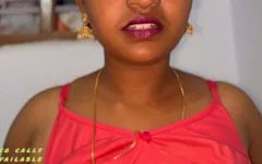 Une demi-sœur tamoule se masturbe avec un vibromasseur