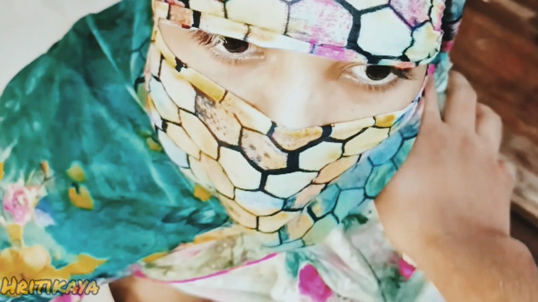 Hritikabby: かわいい女の子が胸を見せて指で愛撫するバイラル動画