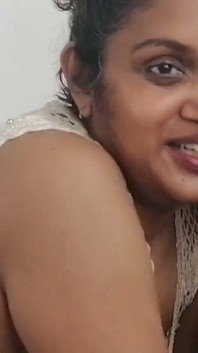 Desi bhabhi memutuskan memberikan kesempatan kepada saudara tiri mertua