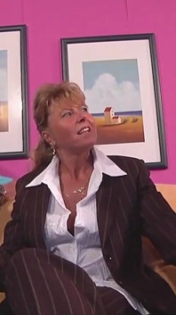 Blonda sexy și matura fac un tip gras să se bucure