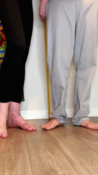 Ta petite taille 13 pieds vs ma géante taille 16 pieds - domination totale des pieds