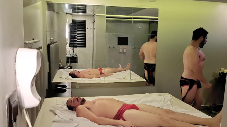 Punchbagplz: Heel on the Bed - Gouine Wrestling Takes Over