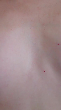 Perfekte kleine rosa titten und nippel spielen