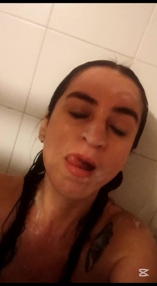 mamaehijocalientes: MiLF balla tra la doccia molto calda e sensuale per...