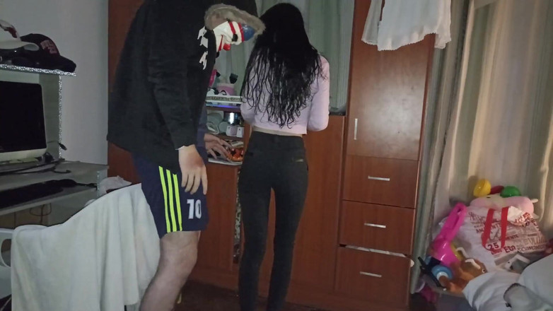 Jopy sex: 万圣节戴面具的男人乱搞他好朋友的女朋友，她让自己被插入