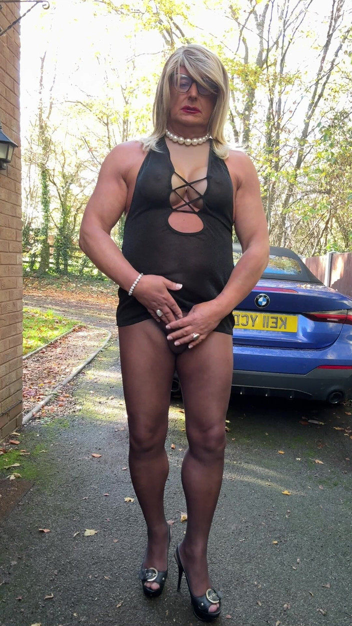 Kellycd2022: Сексуальный кроссдрессер Kellycd2022 в черном прозрачном платье, бесшовные колготки и на каблуках