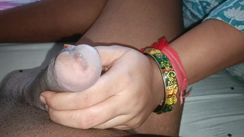 Catchybusty: 农村丰满少女非常想要被她的继兄打手淫