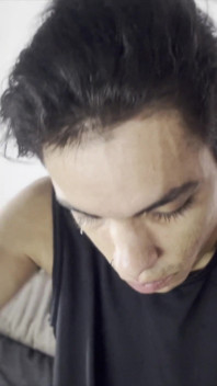 Un garçon à la bite énorme se coupe les cheveux et finit gorgé de lait