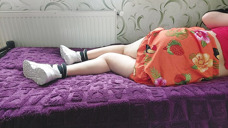 Kitty_Cross: Cum Femboys Bed Time în ținută feminină Albă Drăguță Tânără Sissy