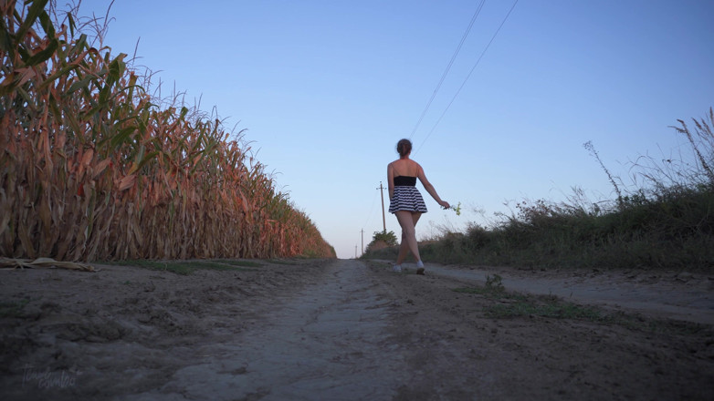 Teasecombo 4K: Gluren op heet Aziatisch meisje dat slipje toont onder rokfantasie