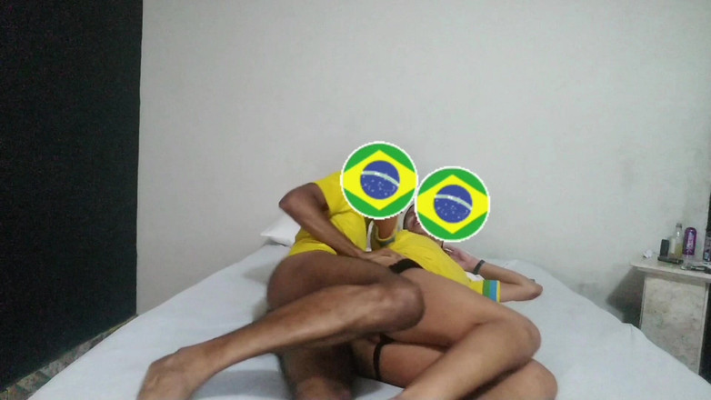 MiguellTrajano: Tetangga lagi nonton piala dunia dan memutuskan untuk saat istrinya...