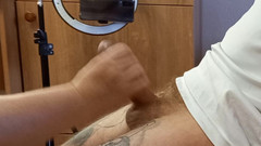 Zona901: Crot sperma dari stimulasi penis manual oleh wanita gemuk - close...