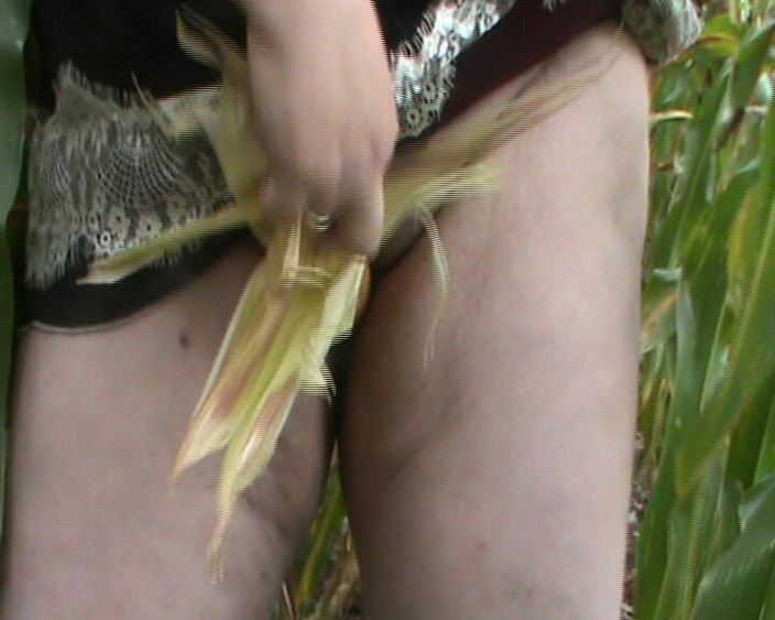 tammara big: Tammara no campo de milho