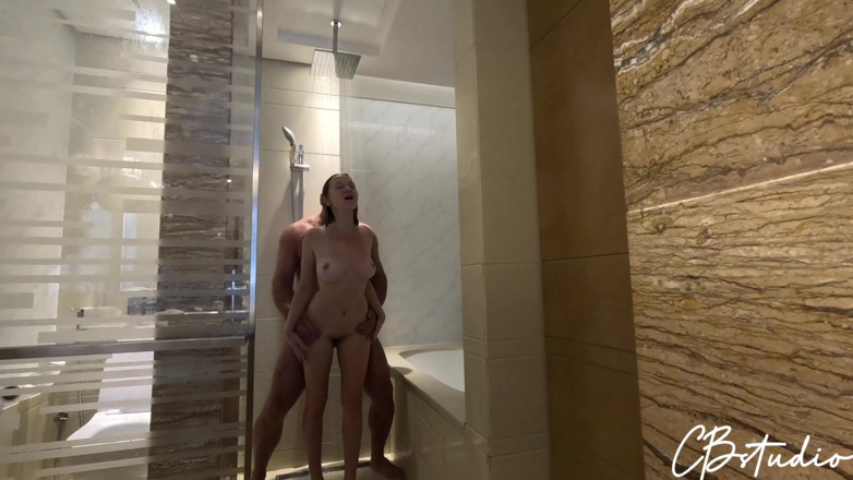 Cail Brodnevski: Sexe torride sous la douche avec une blonde aux seins...