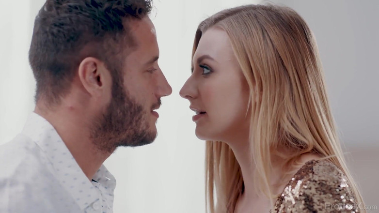 Erotica X: हॉट लेस्बियन की एक आदमी के साथ पहली चुदाई । Pt 2 - EroticaX