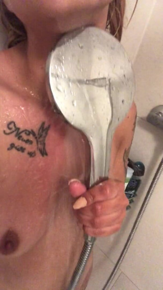 Boss catherinetatto: Vidéo maison en solo sous la douche en train de...