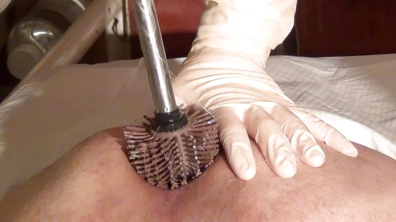 Schwester Sandra: Borsta hans hål