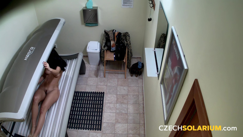 Czech Solarium: Чеський солярій 52: модель роздягається для сексуального шоу камери в солярії