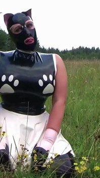 Curvă în latex cu țâțe mari suge pula în natură