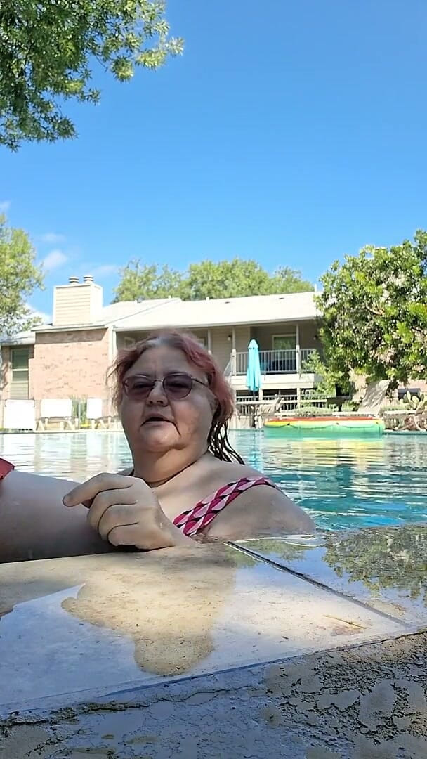BBW nurse Vicki adventures with friends: La Coppia BBW Ama Baciare La Piscina!