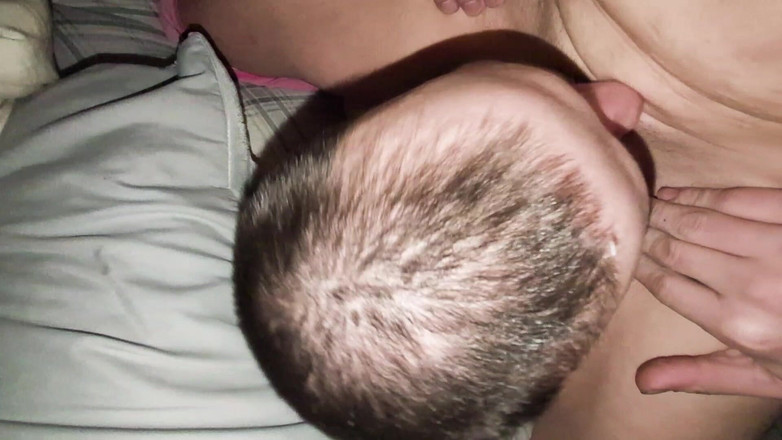 Coupleoffreaks13: Mama vitregă suge pula înainte de a se îmbrățișa și de a linge...