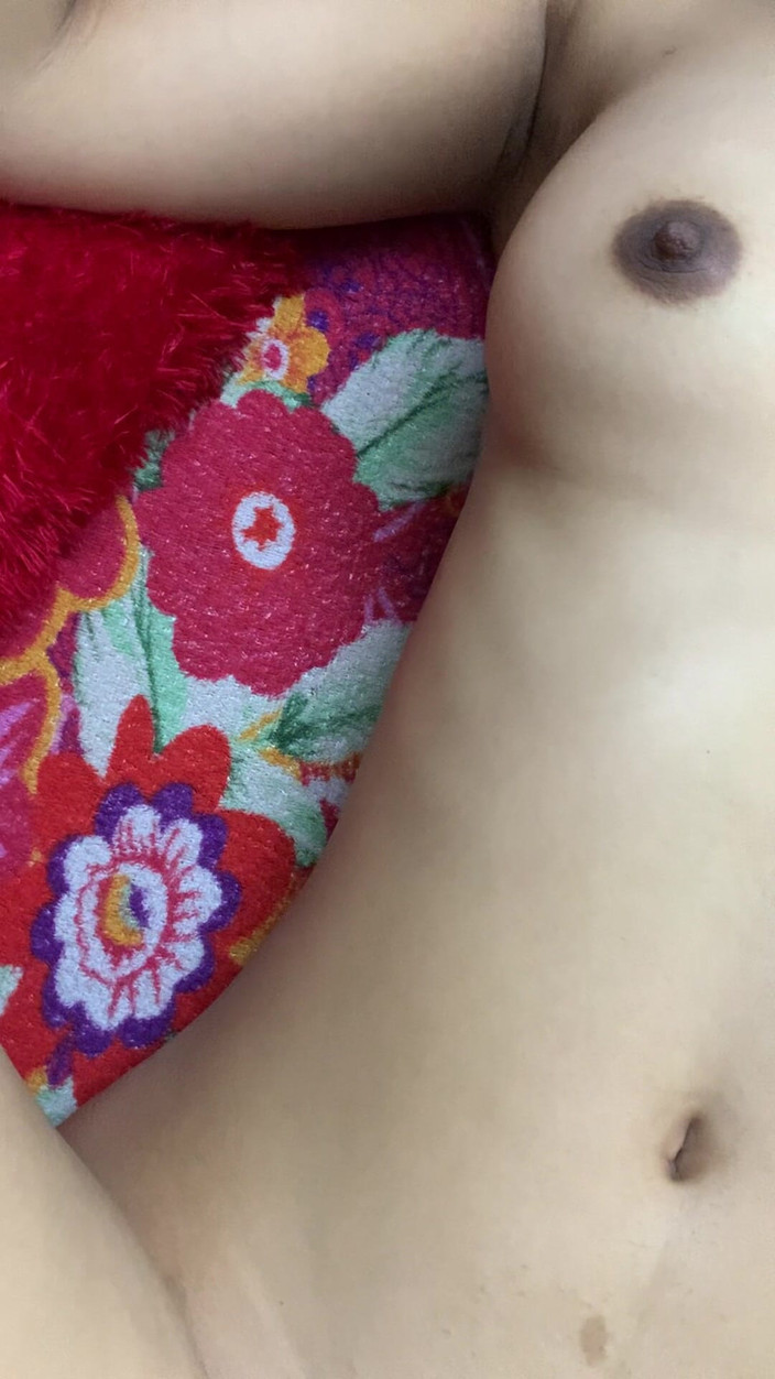 Riya mickey: उसके पैर उसे धीरे से छूते हैं क्योंकि वह गहरे प्यार में चलती है