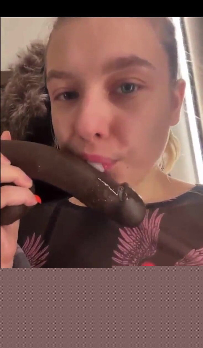 JuiceLussie: 탈의실에서 펠라