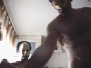 European Classics: Prsatá žena má sexy amatérský gang bang na posteli