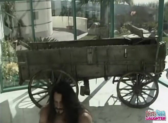 Dirty Stepdaughter: raahel milaan apne rok'en'rol sautele pita ke saath chudaee karti...
