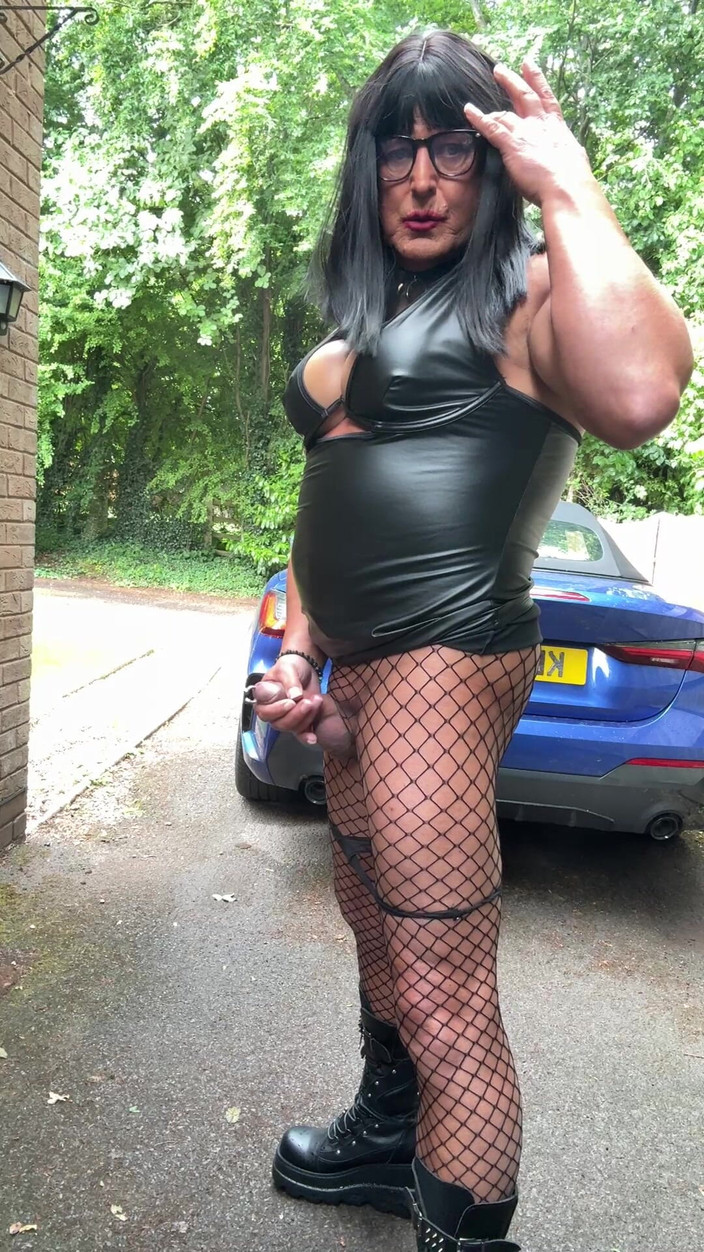 Kellycd2022: Sexy travestiet Kellycd2022 Emo-stijl in zwarte Pvc visnetten panty en...