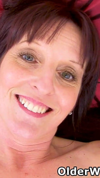 Brytyjska MILF Beau Diamonds wygląda bardzo niegrzeczna w czarnych rajstopach bez krocza