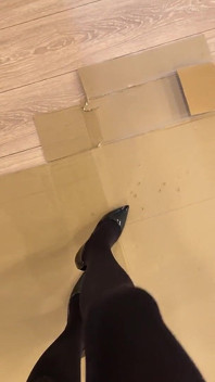 Giantess nghiền nát trong quần tất và giày cao gót