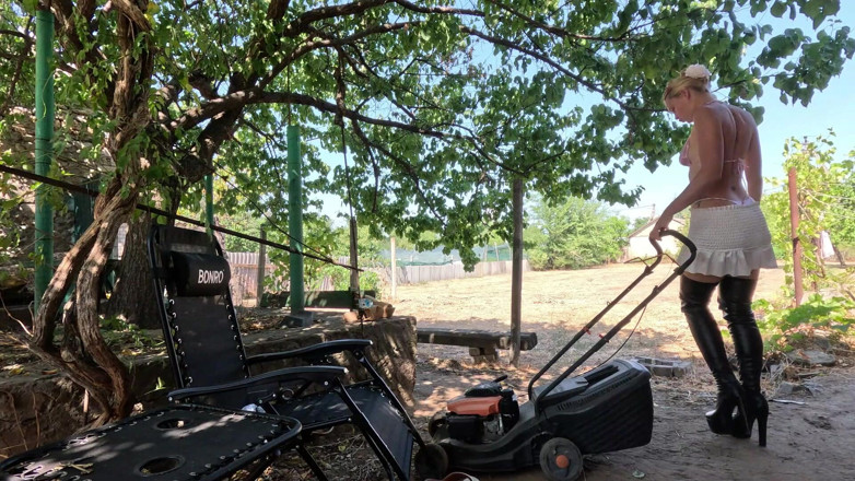 HotPrincessUA: Cranking in Sexy Platform Shoes Lawn Mower &amp; Car Wont Start