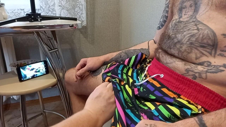 Zona901: Eu estou sentado em um banquinho, uma mulher gorda masturba...