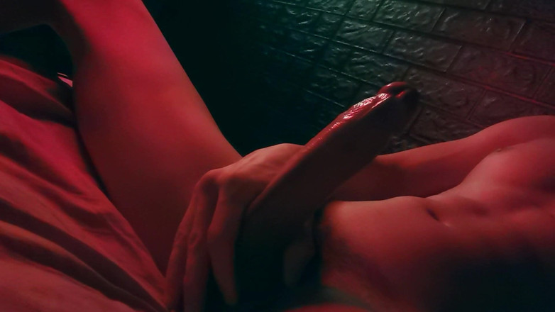 SEXY_GUYBEST: Masturba molto appassionatamente un cazzo enorme di notte e geme!