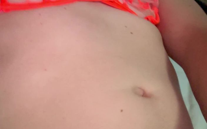 Sissy Lingerie: Kadın kılıklı kadın turuncu iç çamaşırlı yarak halkaları takarak mastürbasyon yapıyor