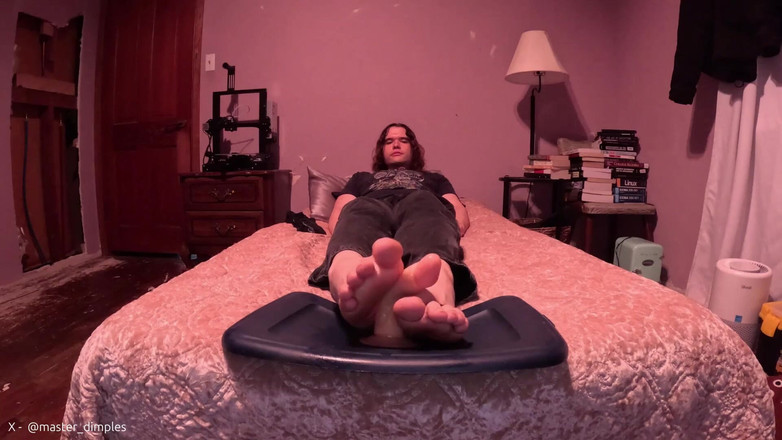 Mr Dimples: Le Doy a Mi Consolador Un Trabajo Con El Pie