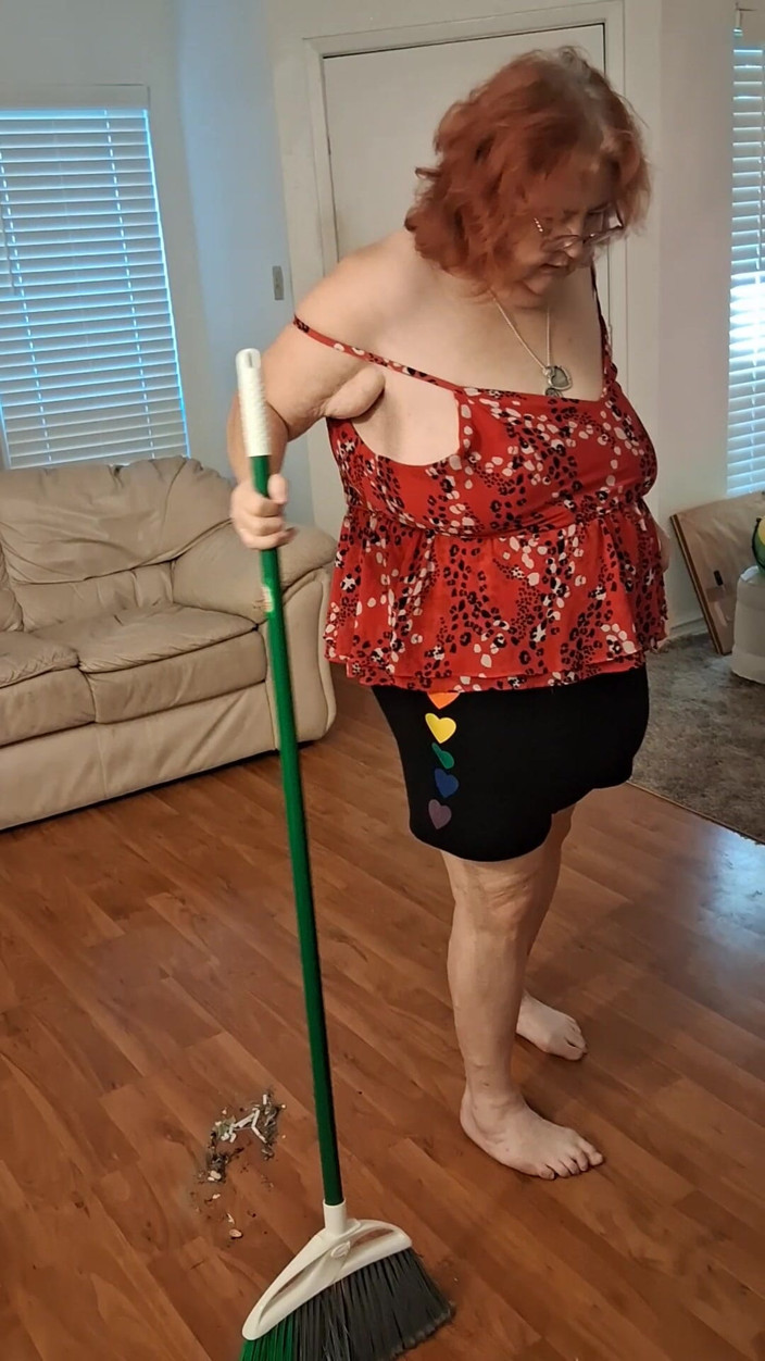 BBW nurse Vicki adventures with friends: Подметающаяся медсестра с большой красоткой Вики решает взвесить себя