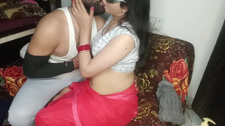 cuteindiancpl21: Sexy indická manželka šuká manžílka s kamarádem doma