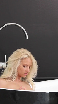 La masturbazione di natalie all'ora del bagno