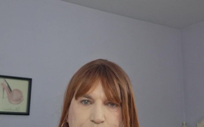 Victoria Lecherri: Eu preciso de alguém para experimentar meu novo brinquedo?