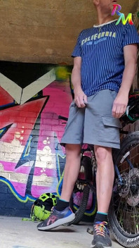 Eu fico tão excitada quando sai na minha bicicleta. Eu quase fui pego fazendo isso!
